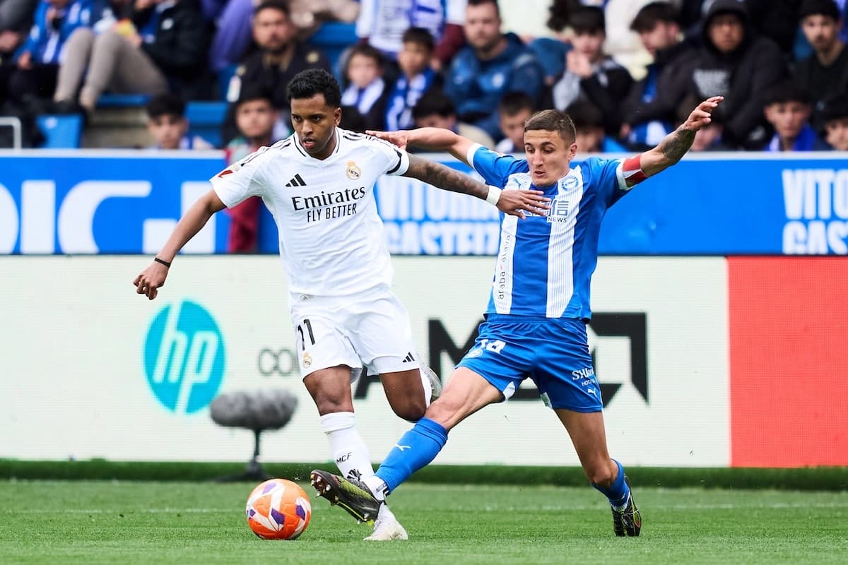 VITORIA-GASTEIZ, SPAIN - APRIL 13: Rodrygo Goes of Real Madrid duels for the ball with Nahuel Tenaglia of Deportivo Alaves during the LaLiga match between Deportivo Alaves and Real Madrid CF at Estadio de Mendizorroza on April 13, 2025 in Vitoria-Gasteiz, Spain. (Photo by Juan Manuel Serrano Arce/Getty Images)