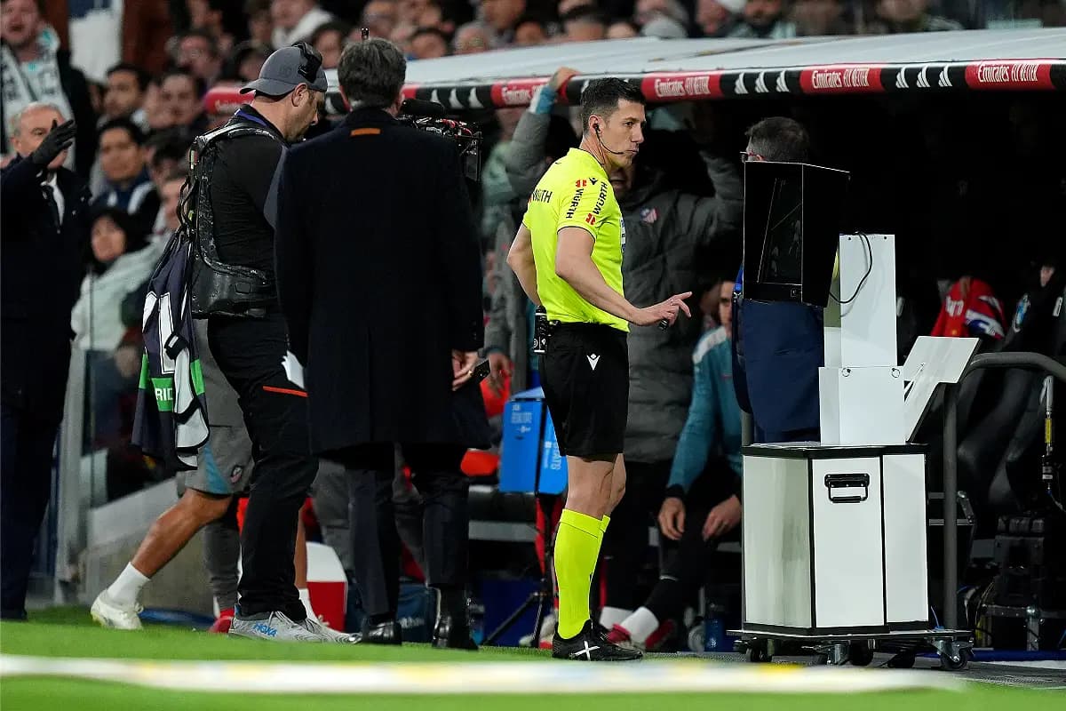 Le VAR lors du derbi en Liga en février (Photo by Angel Martinez/Getty Images).