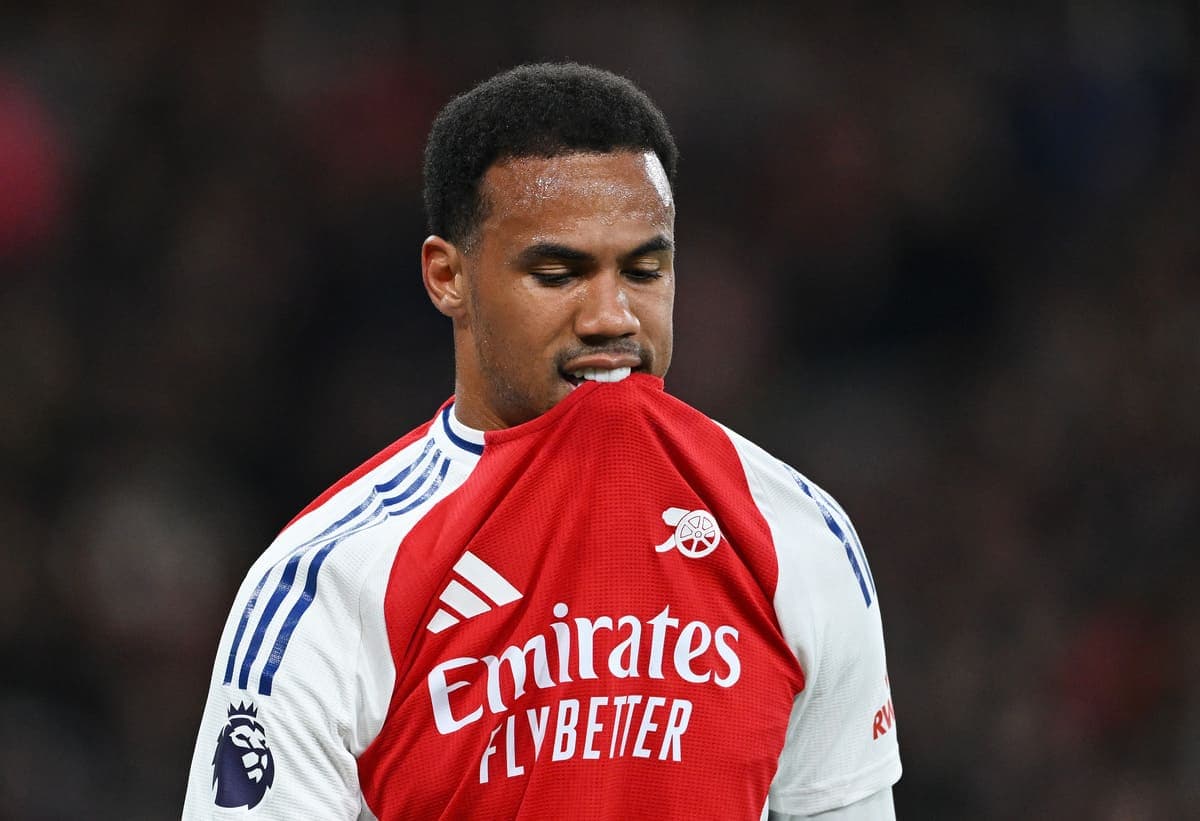 LONDON, ENGLAND - APRIL 01: Gabriel of Arsenal looks dejected as he leaves the pitch after picking up an injury during the Premier League match between Arsenal FC and Fulham FC at Emirates Stadium on April 01, 2025 in London, England. (Photo by Shaun Botterill/Getty Images)
