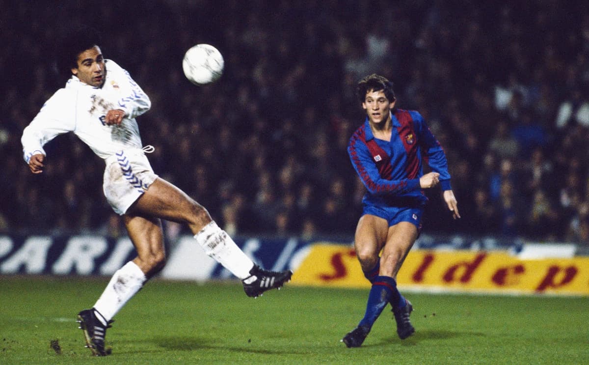 BARCELONA, SPAIN - JANUARY 31: Barcelona striker Gary Lineker (r) gets in a shot as Hugo Sanchez of Real Madrid looks on during the 'El Clasico' between Barcelona and Real Madrid at the Camp Nou on January 31, 1987 in Barcelona, Spain. (Photo by Simon Bruty/Allsport/Getty Images)