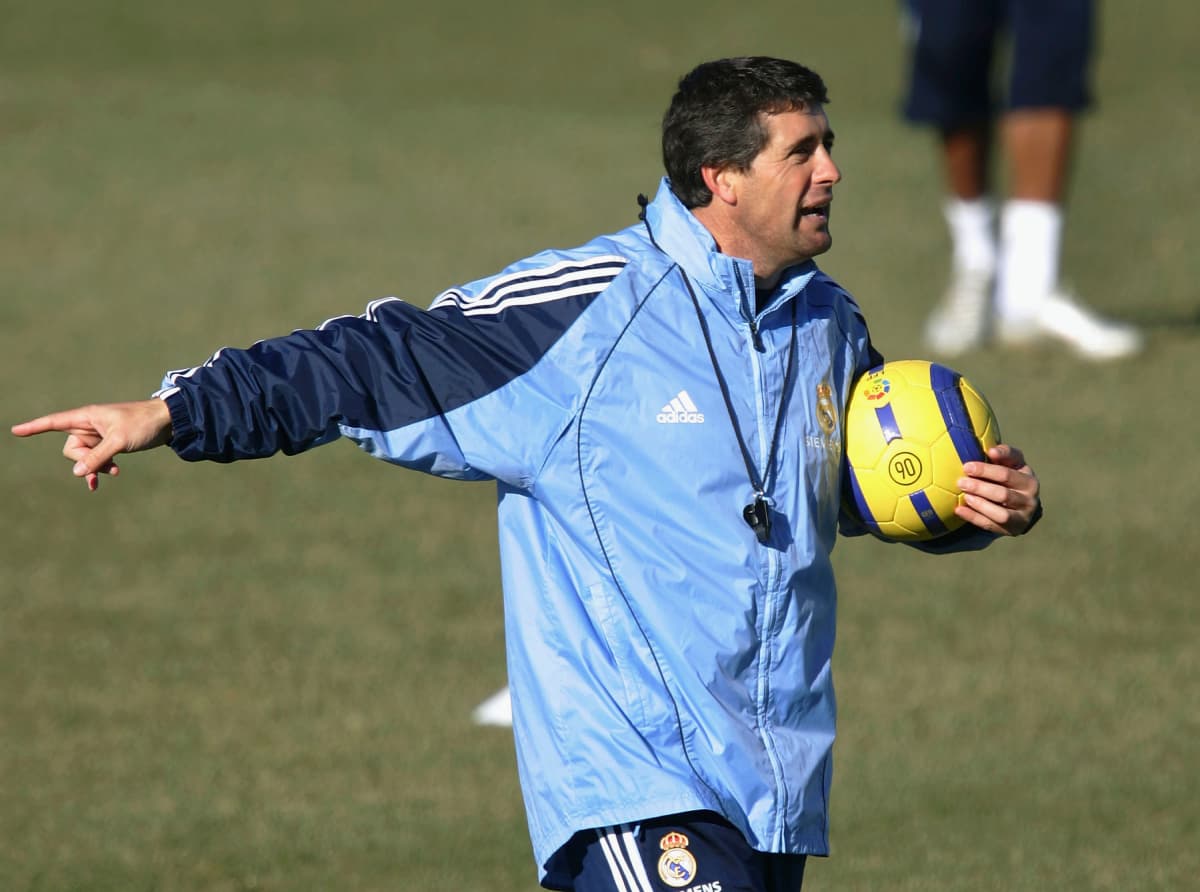 MADRID, SPAIN - DECEMBER 10: Real Madrid's new managaer Juan Ramon Lopez Caro (L) instructs his team during a training session on December 10, 2005 at at the club's training grounds in Valdebebas in Madrid, Spain. (Photo by Denis Doyle/Getty Images)