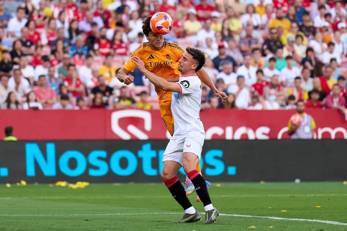 SEVILLE, SPAIN - MAY 18: Gonzalo Garcia of Real Madrid heads the ball whilst under pressure from Adria Pedrosa of Sevilla FC during the LaLiga match between Sevilla FC and Real Madrid CF at Estadio Ramon Sanchez Pizjuan on May 18, 2025 in Seville, Spain. (Photo by Angel Martinez/Getty Images)
