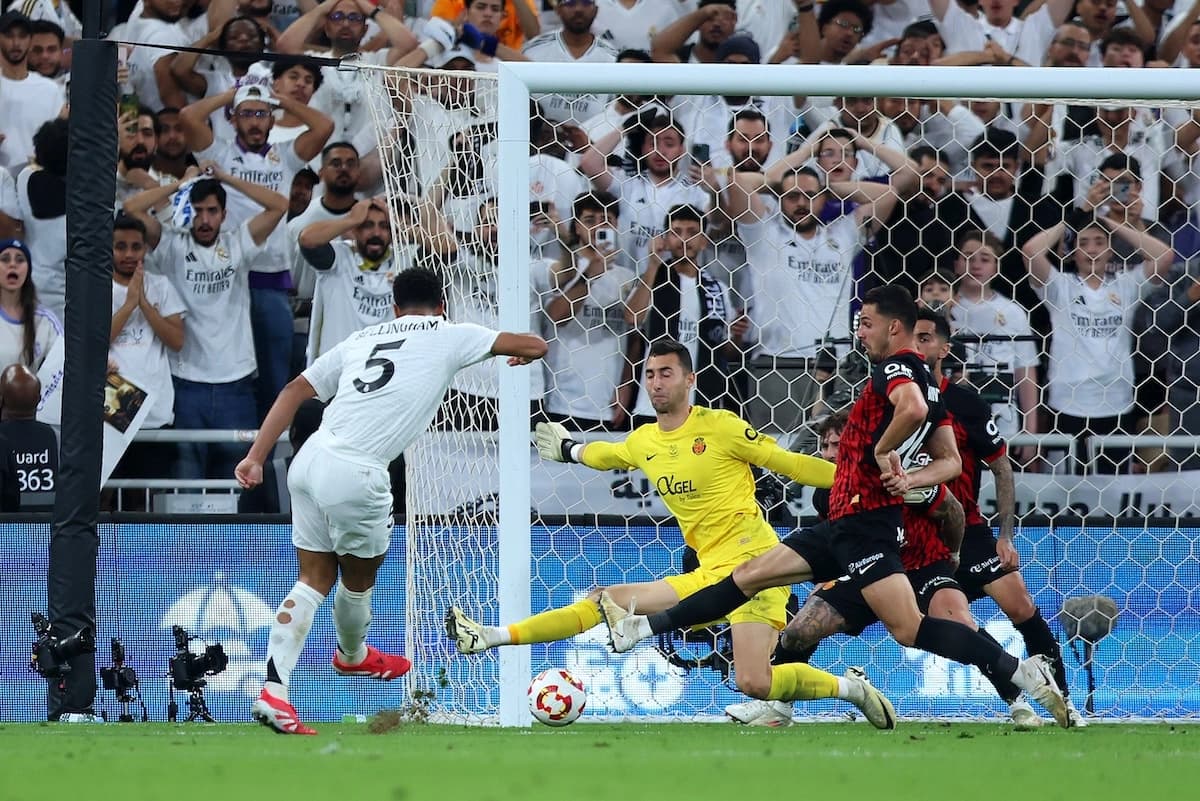 JEDDAH, SAUDI ARABIA - JANUARY 09: Jude Bellingham of Real Madrid scores his team's first goal past Dominik Greif of RCD Mallorca during the Spanish Super Cup Semi-Final match between Real Madrid and RCD Mallorca at King Abdullah Sports City on January 09, 2025 in Jeddah, Saudi Arabia. (Photo by Yasser Bakhsh/Getty Images)