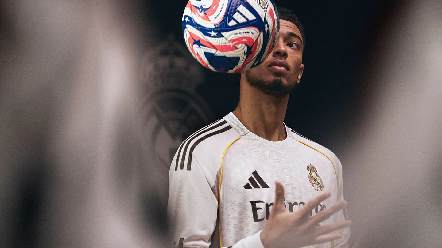 Jude Bellingham, posant avec le nouveau maillot du Real Madrid et le ballon de la Coupe du monde des clubs. - Site du Real Madrid (realmadrid.com)