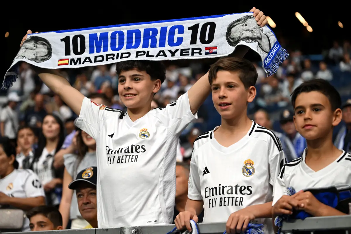 Des fans du Real Madrid lors de l'hommage à Modric (Photo by Denis Doyle/Getty Images).