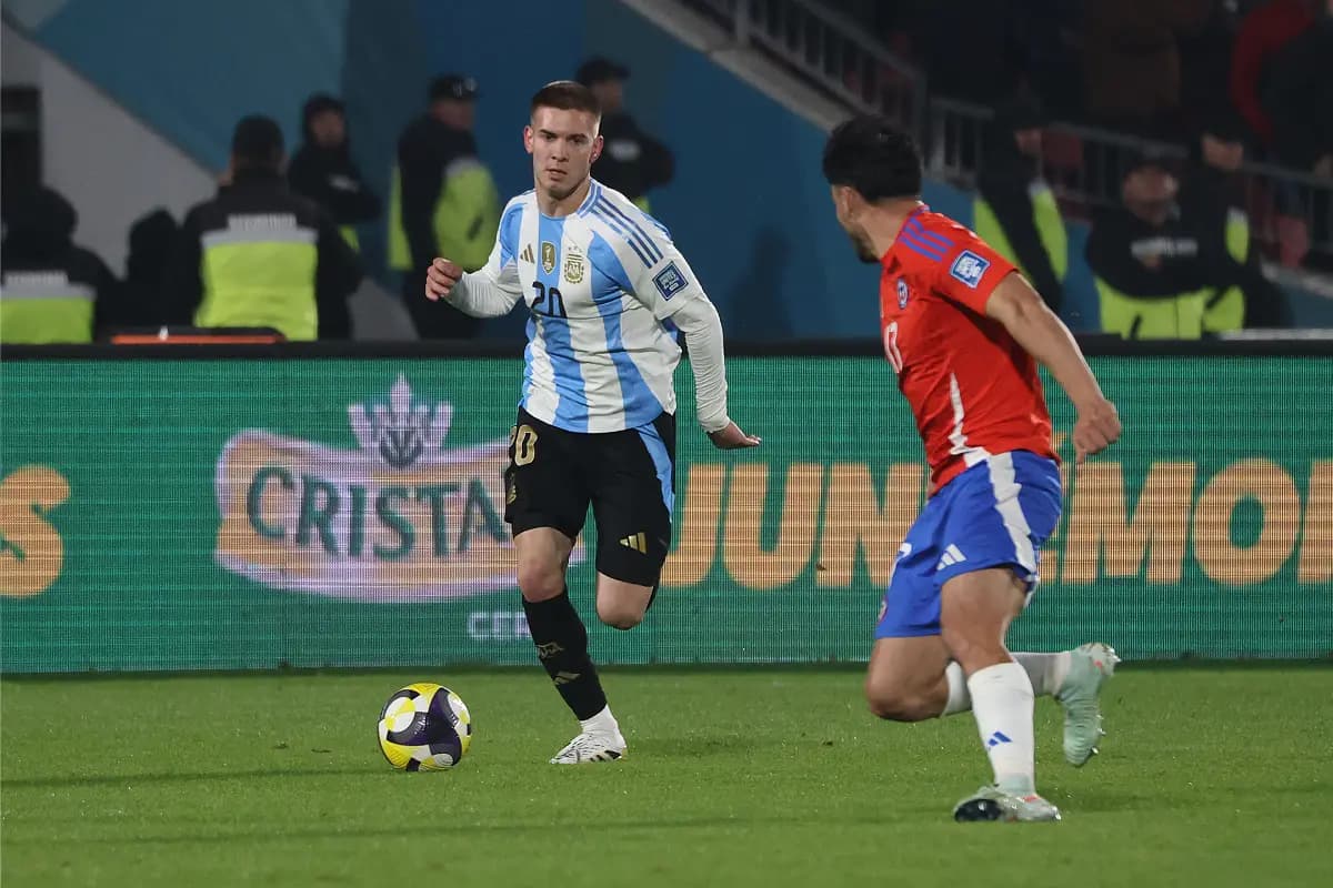Mastantuono avec l'Argentine la nuit dernière (Photo by Marcelo Hernandez/Getty Images).