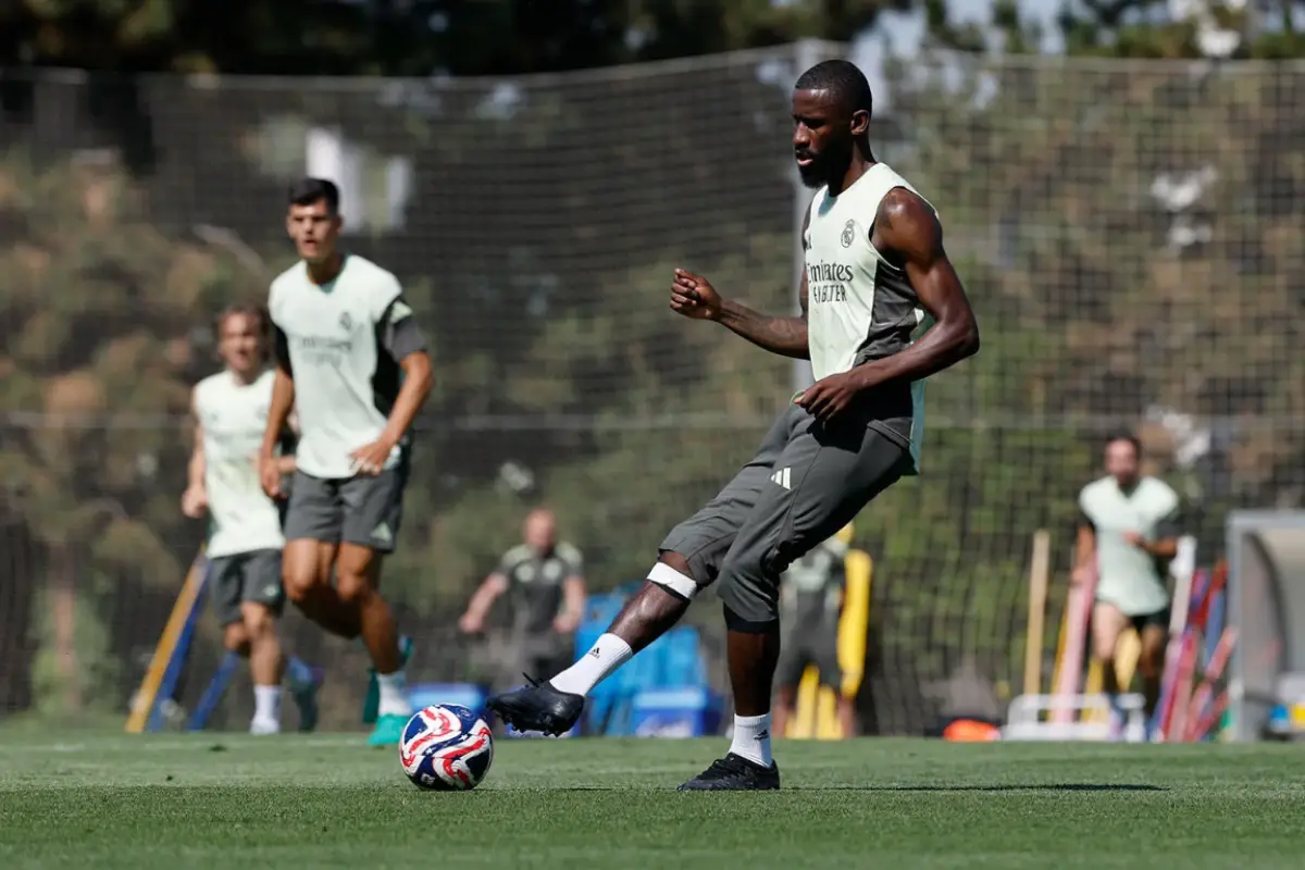 Antonio Rüdiger de retour ce matin à l'entraînement collectif (realmadrid.com)