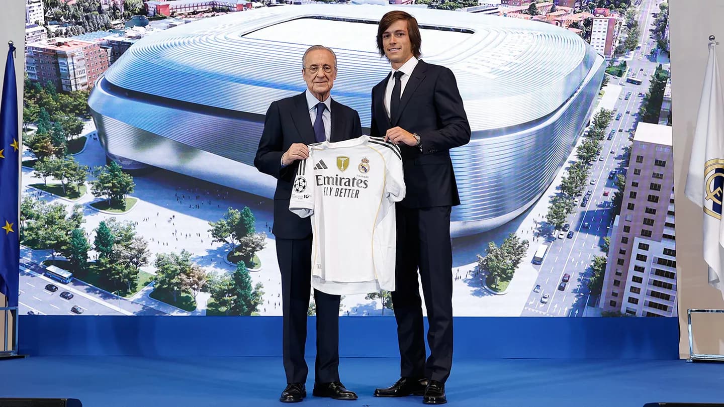 Alvaro Carreras, présenté au Real Madrid (realmadrid.com)