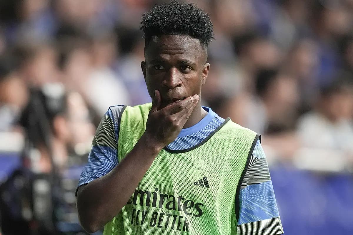 OVIEDO, SPAIN - AUGUST 24: Vinícius Jr. of Real Madrid ponders during the LaLiga EA Sports match between Real Oviedo and Real Madrid CF at Carlos Tartiere on August 24, 2025 in Oviedo, Spain. (Photo by Juan Manuel Serrano Arce/Getty Images)