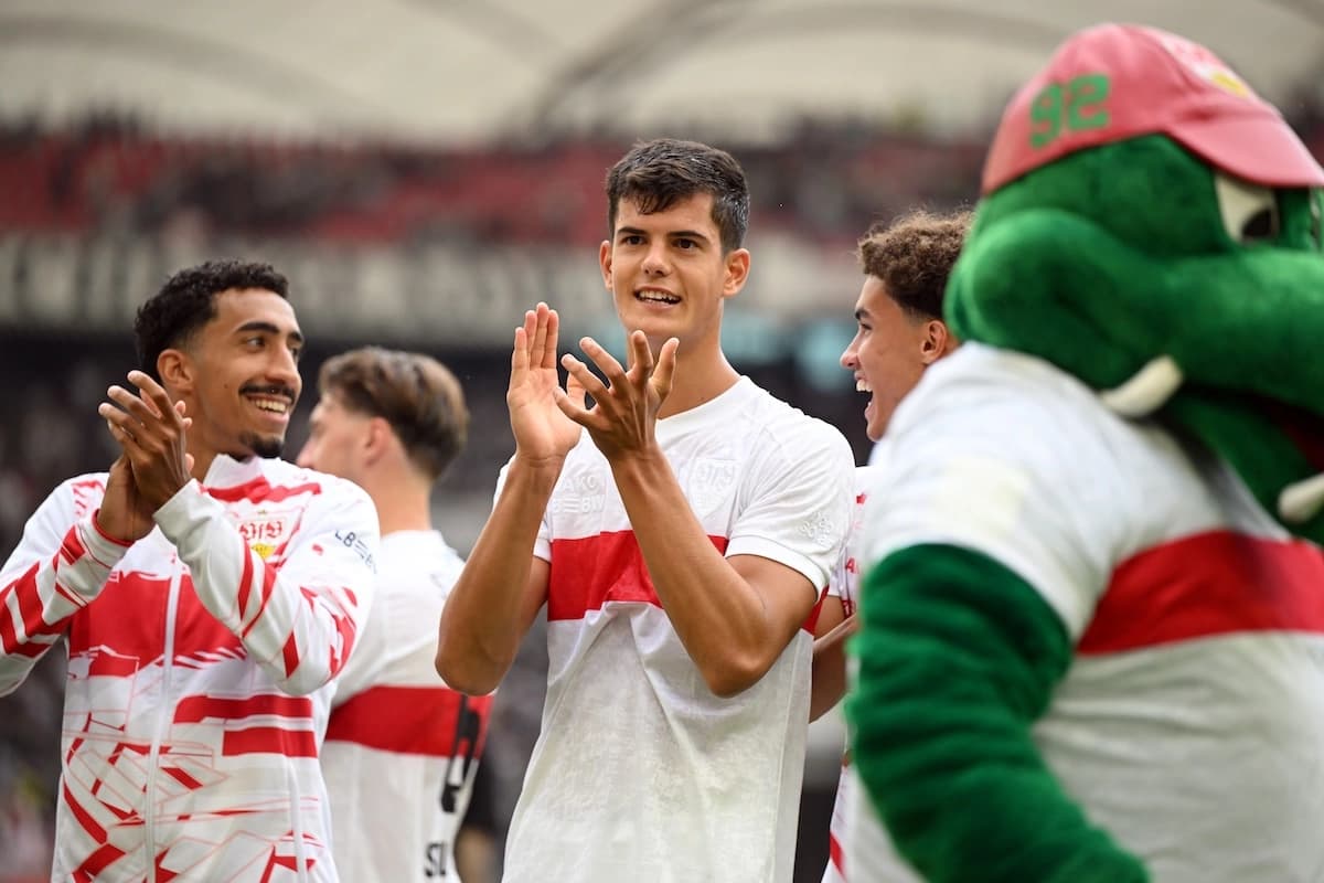 STUTTGART, GERMANY - AUGUST 30: Chema Andres of VfB Stuttgart applauds the fans after the team's victory in the Bundesliga match between VfB Stuttgart and Borussia Mönchengladbach at MHPArena on August 30, 2025 in Stuttgart, Germany. (Photo by Helge Prang/Getty Images)