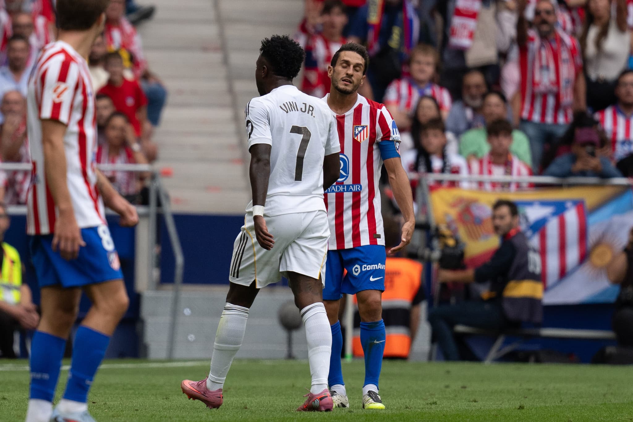 Vinicius Jr. et Koke pendant le derbi madrilène (Brahim Kane)