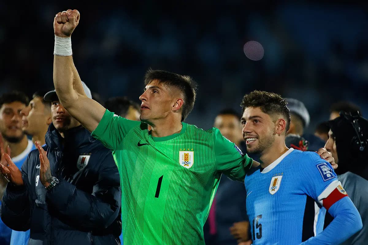Valverde aux côtés de son gardien Rochet (Photo by Ernesto Ryan/Getty Images).
