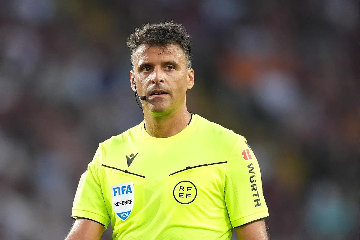 Gil Manzano lors d'un match de Liga en août 2024 (Photo by Alex Caparros/Getty Images).