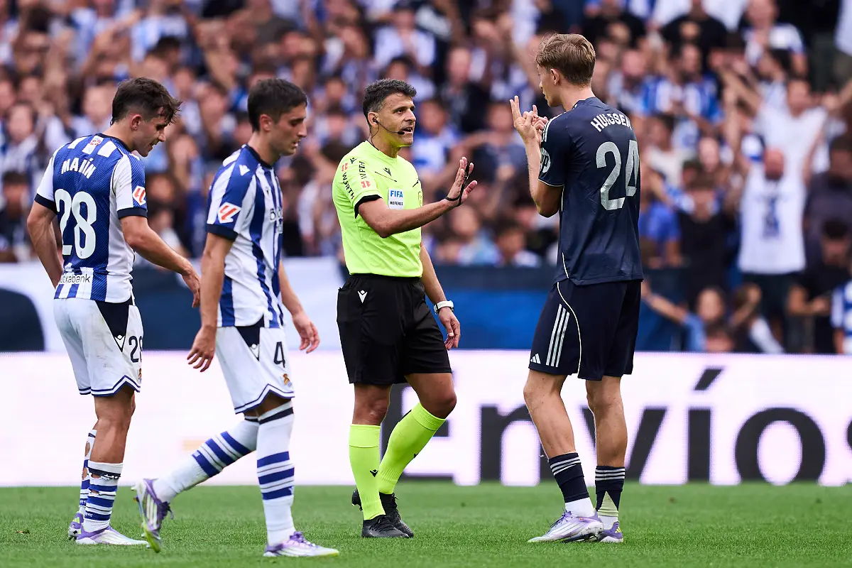 Gil Manzano a été malheureusement aidé par le VAR samedi dernier (Photo by Juan Manuel Serrano Arce/Getty Images).