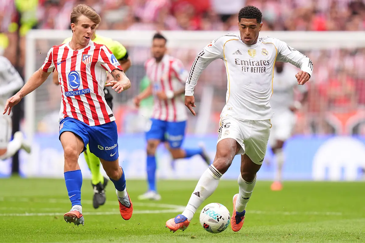 MADRID, SPAIN - SEPTEMBER 27: Jude Bellingham of Real Madrid runs with the ball during the LaLiga EA Sports match between Atletico de Madrid and Real Madrid CF at Riyadh Air Metropolitano on September 27, 2025 in Madrid, Spain. (Photo by Angel Martinez/Getty Images)