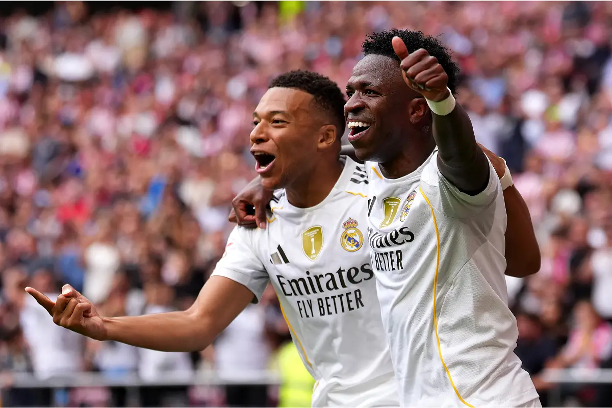 MADRID, SPAIN - SEPTEMBER 27: Kylian Mbappe of Real Madrid (L) celebrates scoring his team's first goal with teammate Vinicius Junior of Real Madrid (R) during the LaLiga EA Sports match between Atletico de Madrid and Real Madrid CF at Riyadh Air Metropolitano on September 27, 2025 in Madrid, Spain. (Photo by Angel Martinez/Getty Images)