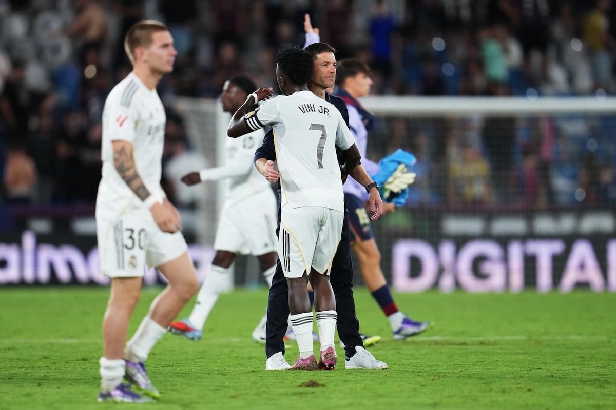 VALENCIA, SPAIN - SEPTEMBER 23: Xabi Alonso, Head Coach of Real Madrid, and Vinicius Junior embrace after the team's victory in the LaLiga EA Sports match between Levante UD and Real Madrid CF at Ciutat de Valencia on September 23, 2025 in Valencia, Spain. (Photo by Aitor Alcalde/Getty Images)