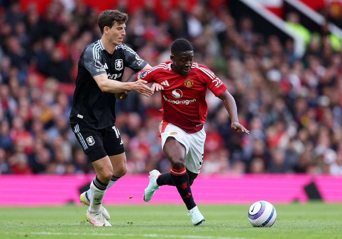 MANCHESTER, ENGLAND - MAY 25: Kobbie Mainoo of Manchester United controls the ball whilst under pressure from Pau Torres of Aston Villa during the Premier League match between Manchester United FC and Aston Villa FC at Old Trafford on May 25, 2025 in Manchester, England. (Photo by Alex Livesey/Getty Images) l Real Madrid