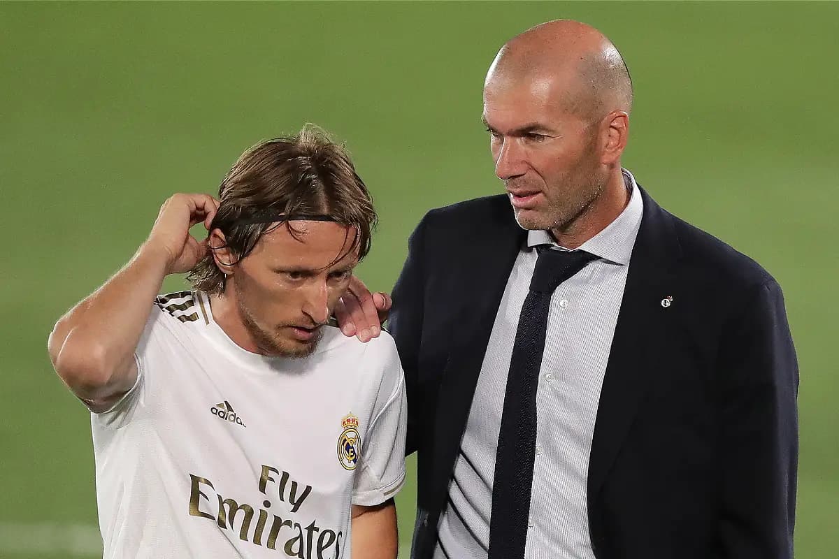 MADRID, SPAIN - JUNE 24: Zinedine Zidane , Manger of Real Madrid speaks with Luka Modrić of Real Madrid during the Liga match between Real Madrid CF and RCD Mallorca at Estadio Alfredo Di Stefano on June 24, 2020 in Madrid, Spain. (Photo by Gonzalo Arroyo Moreno/Getty Images)