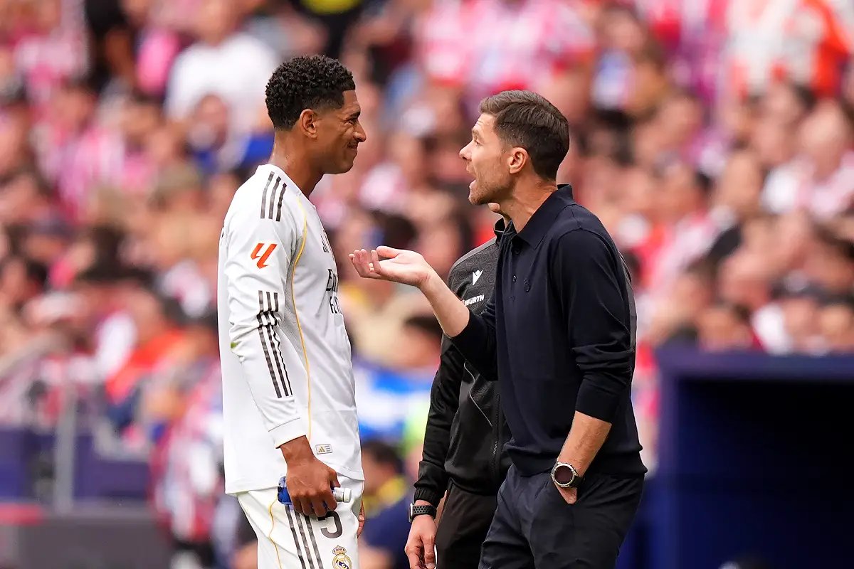 Xabi Alonso et Bellingham lors du derbi (Photo by Angel Martinez/Getty Images).