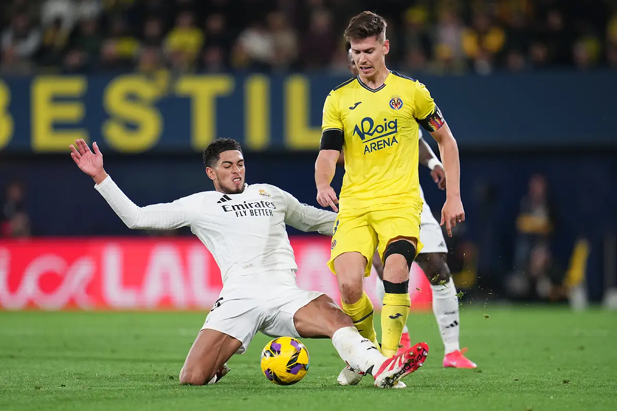 VILLARREAL, SPAIN - MARCH 15: Juan Foyth of Villarreal CF is challenged by Jude Bellingham of Real Madrid during the LaLiga match between Villarreal CF and Real Madrid CF at Estadio de la Ceramica on March 15, 2025 in Villarreal, Spain. (Photo by Aitor Alcalde/Getty Images)
