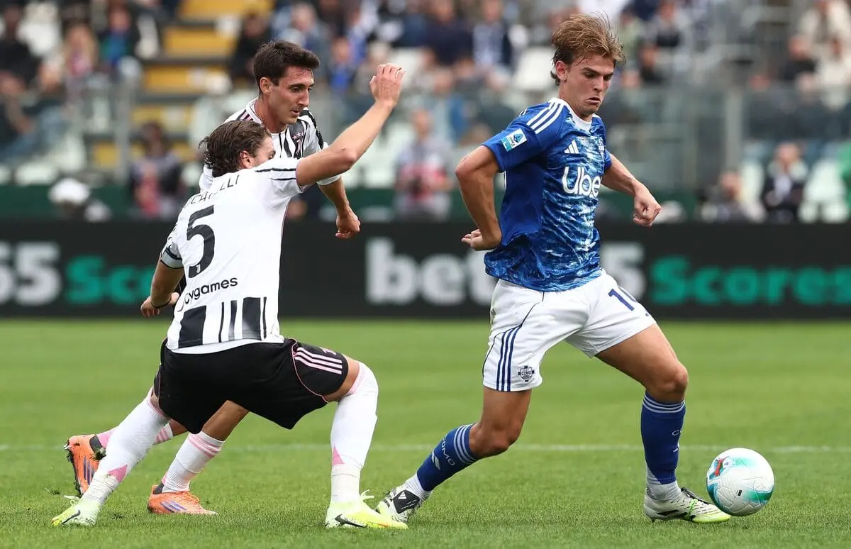 Nico Paz, ancien du Real Madrid, face à la Juventus (Photo by Marco Luzzani/Getty Images)