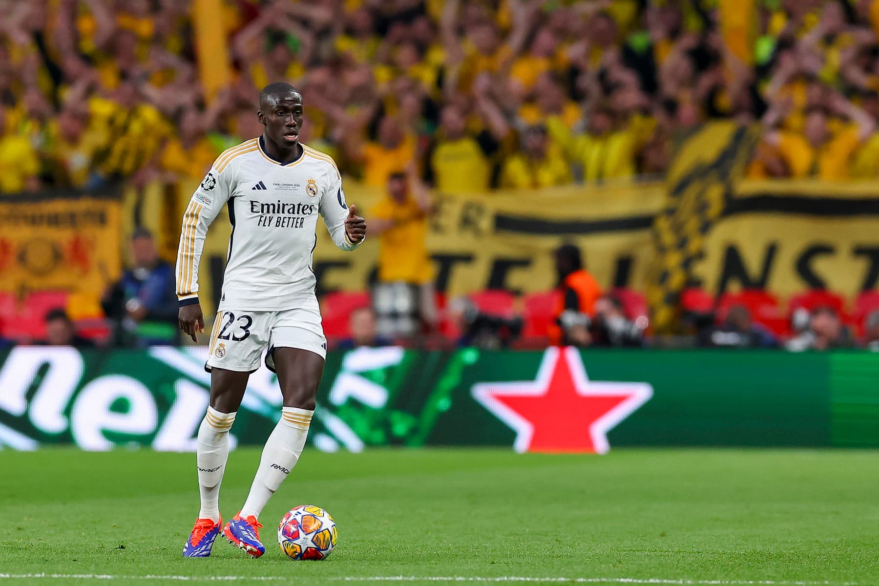 Ferland Mendy (Real Madrid) kontrolliert den Ball waehrend des Finalspiels der UEFA Champions League 2023/24 zwischen BV Borussia Dortmund und Real Madrid CF im Wembley Stadion am 01. June 2024 in London, England, Grossbritannien. (Foto von Ryan Crockett/DeFodi Images) Ferland Mendy (Real Madrid) controls the ball during the UEFA Champions League 2023/24 Final match between Borussia Dortmund and Real Madrid CF at Wembley Stadium on June 1, 2024 in London, England, United Kingdom. (Photo by Ryan Crockett/DeFodi Images) - Photo by Icon Sport