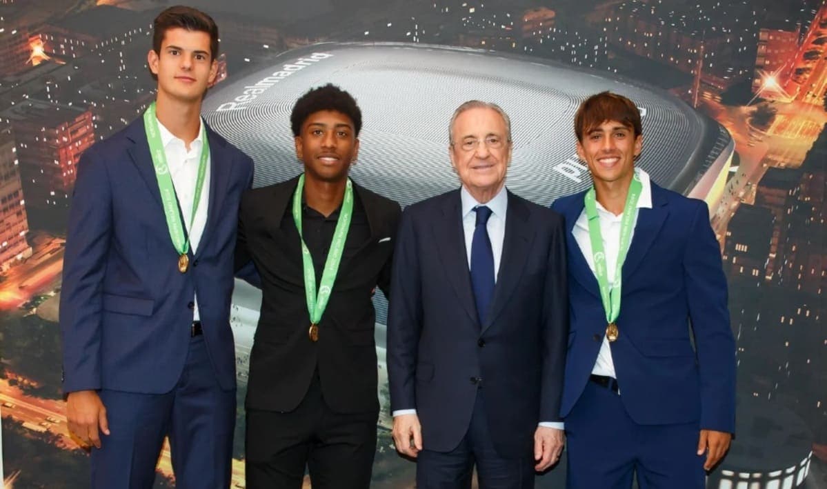 Chema avec Pérez et deux autres joueurs de La Fábrica (realmadrid.com) Real Madrid