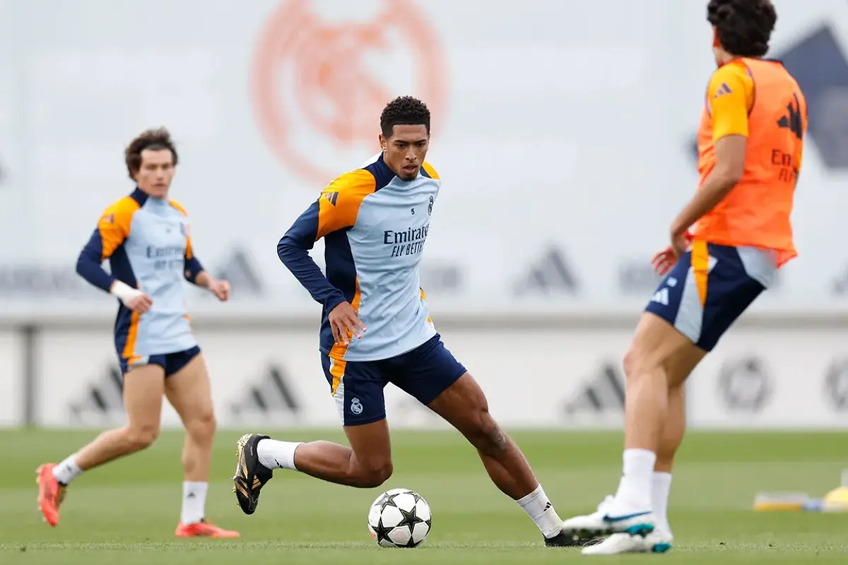 Jude Bellingham à l'entraînement collectif du Real Madrid ce mardi (realmadrid.com).