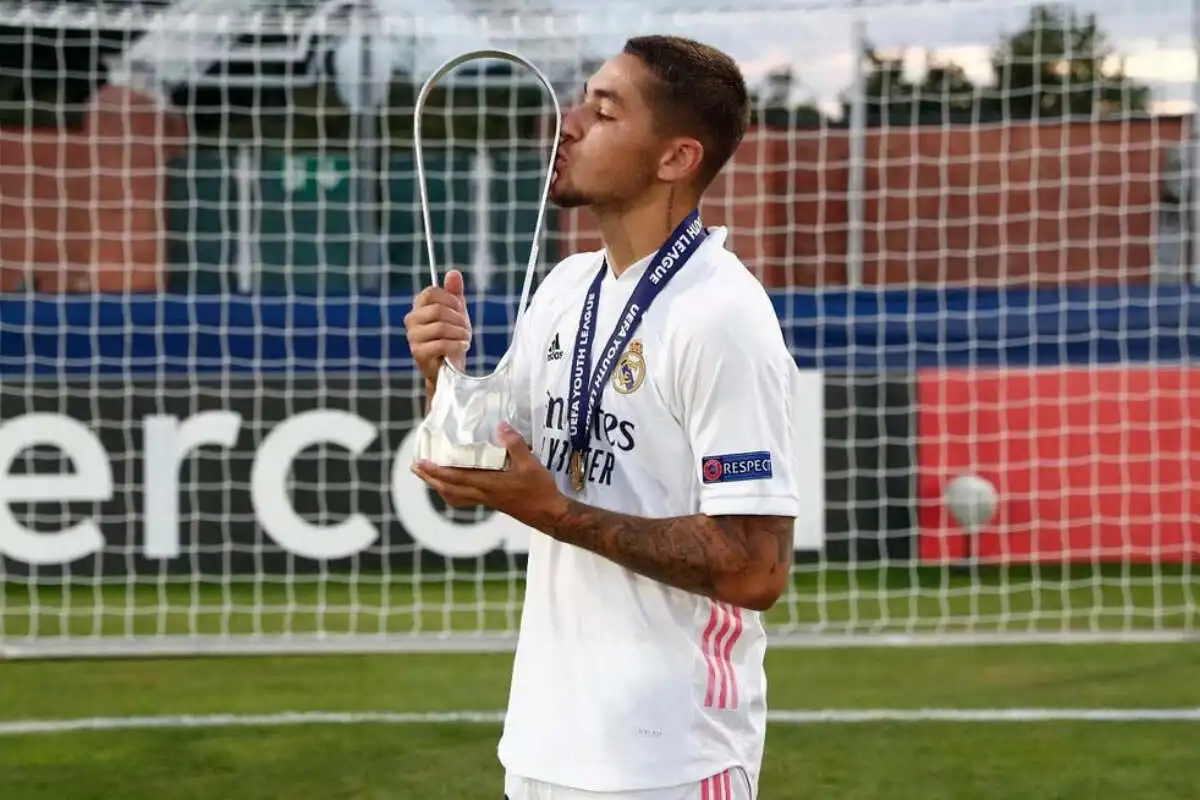 Óscar Aranda avec le trophée de la Youth League. (@oaranda11)