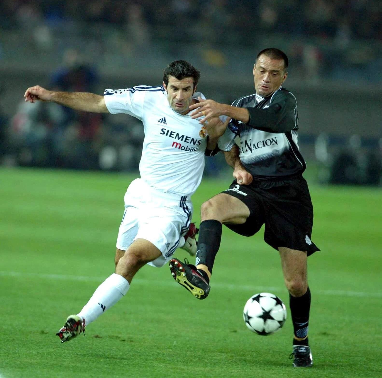 Figo au duel face à un joueur de l