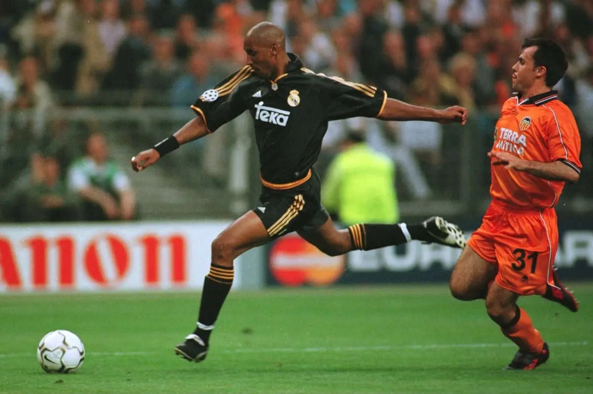 Nicolas Anelka lors de la finale de Ligue des champions 1999-00 contre Valence à Paris (Photo by Henri Szwarc/Bongarts/Getty Images)
