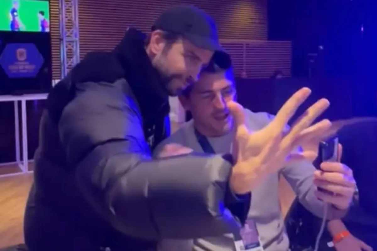Piqué montre sa manita à Casillas.
