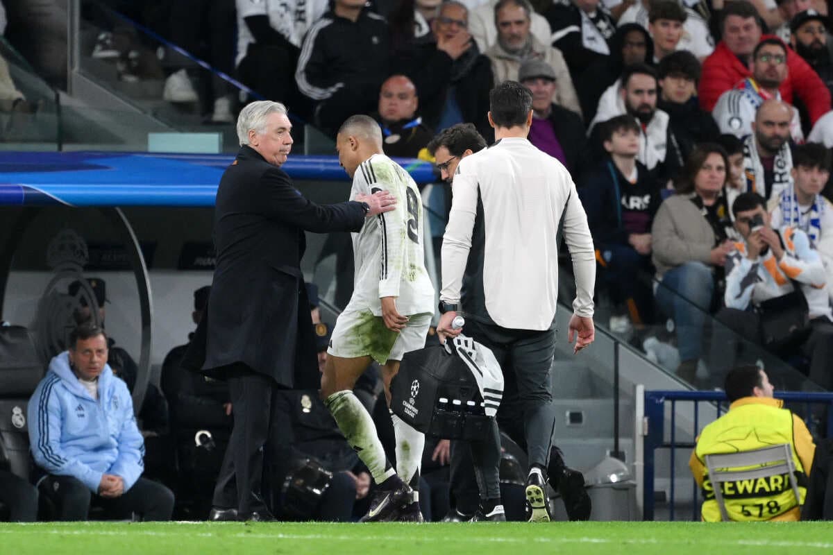 MADRID, SPAIN - APRIL 16: Carlo Ancelotti, Head Coach of Real Madrid, consoles Kylian Mbappé of Real Madrid who was substituted after picking up an injury during the UEFA Champions League 2024/25 Quarter Final Second Leg match between Real Madrid C.F. and Arsenal FC at Estadio Santiago Bernabeu on April 16, 2025 in Madrid, Spain. (Photo by David Ramos/Getty Images)