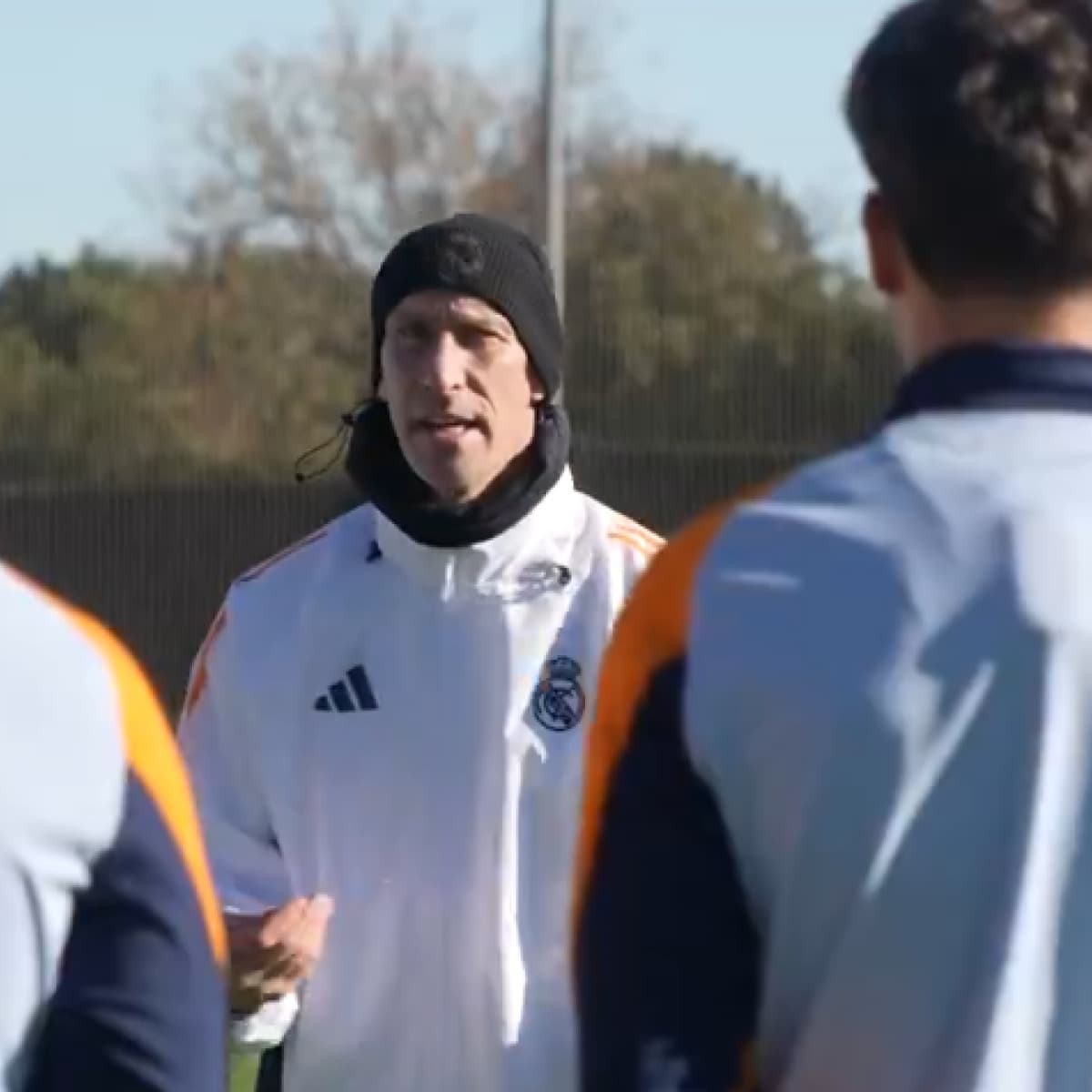 Joselu Sánchez, le nouvel entraîneur du Real Madrid C, à l'entraînement. REALMADRID.COM