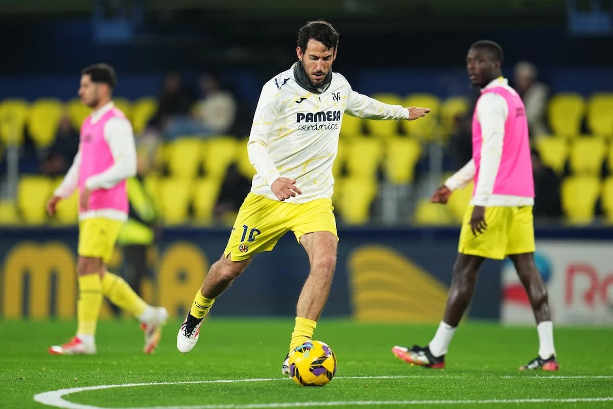 VILLARREAL, SPAIN - MARCH 03: Daniel Parejo of Villarreal CF warms up prior to the LaLiga match between Villarreal CF and RCD Espanyol de Barcelona at Estadio de la Ceramica on March 03, 2025 in Villarreal, Spain. (Photo by Aitor Alcalde/Getty Images) l Real Madrid
