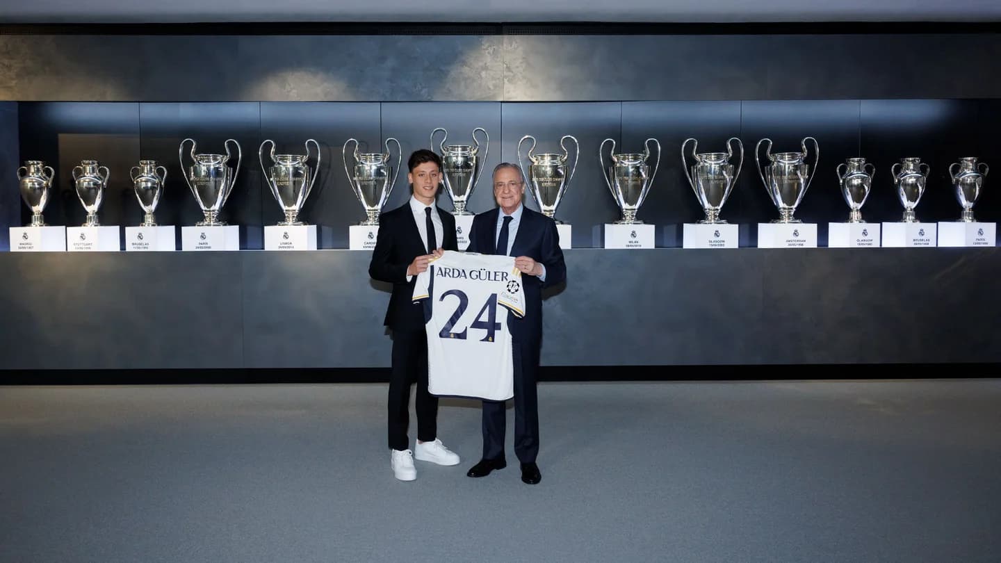 Arda Güler et Florentino Pérez dans la salle des trophées du Bernabéu (realmadrid.com)