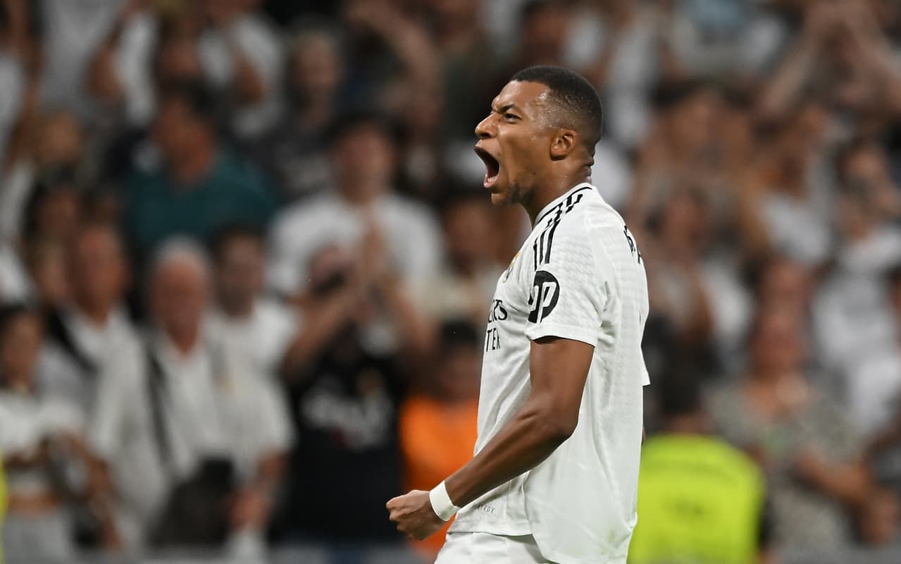 Mbappé heureux devant la tribune du Santiago Bernabéu (Photo by Denis Doyle/Getty Images)
