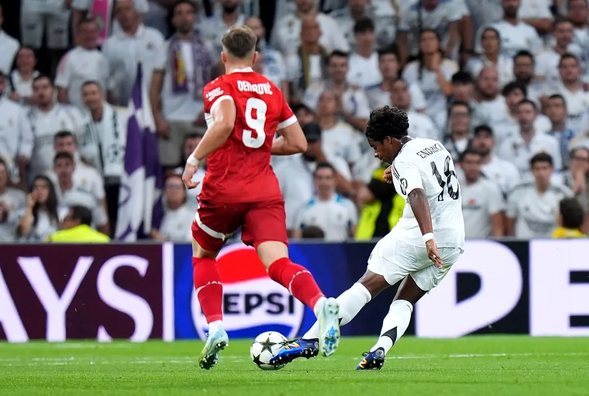 Endrick sous le maillot du Real Madrid lors de sa chevauchée conclue par un remarquable but, face au VfB Stuttgart en Ligue des champions (Photo by Angel Martinez/Getty Images).