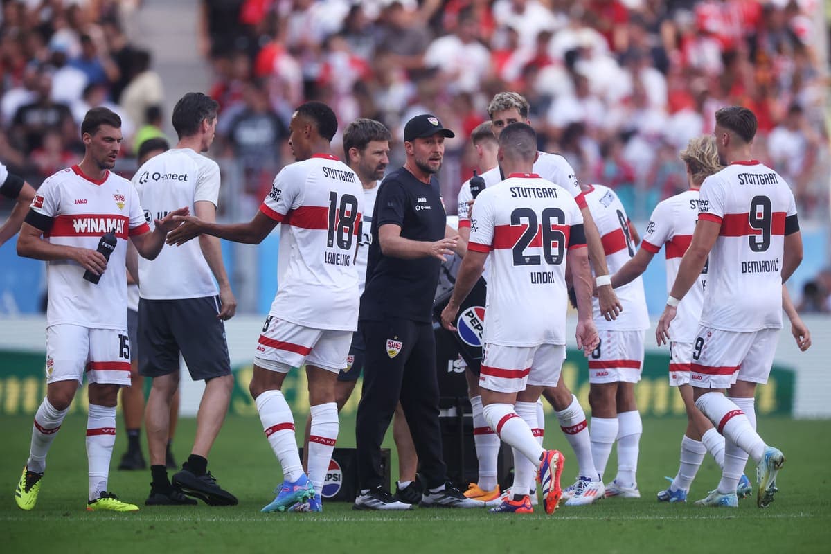 Sebastian Hoeness félicitant ses joueurs après la rencontre de Bundesliga face à Fribourg (Getty Images)