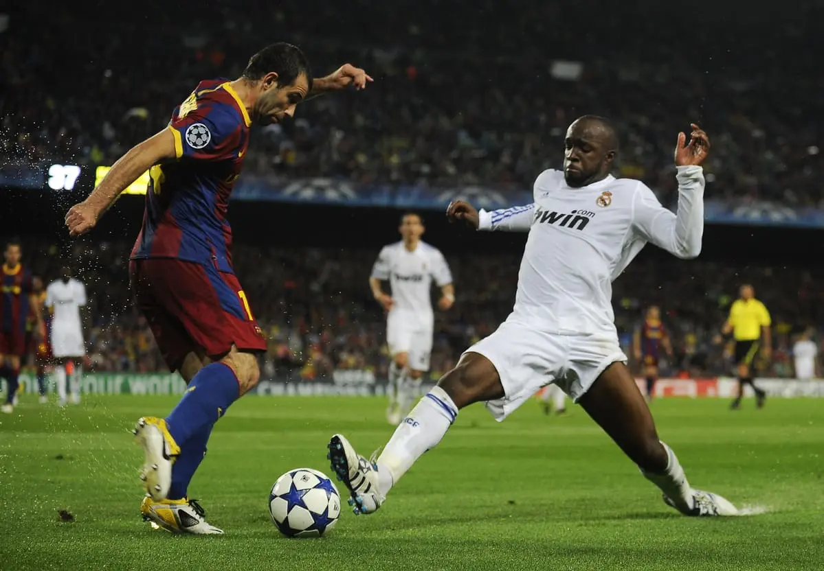 Lassana Diarra face à Mascherano, lors du Clásico de la demi-finale retour de Ligue des champions en 2011 (Photo by David Ramos/Getty Images)