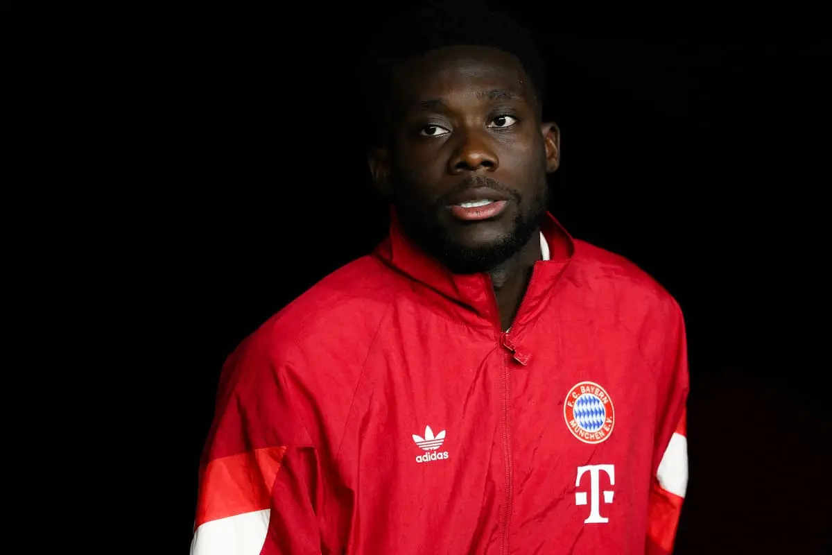 Alphonso Davies avant le match contre Barcelone (Photo by David Ramos/Getty Images)