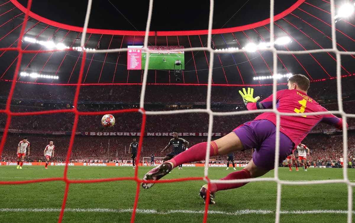 Vinicius Jr. qui prend Manuel Neuer à contre pied sur penalty pour égaliser à 2-2 à l’Allianz Arena (Photo by Alex Pantling/Getty Images)