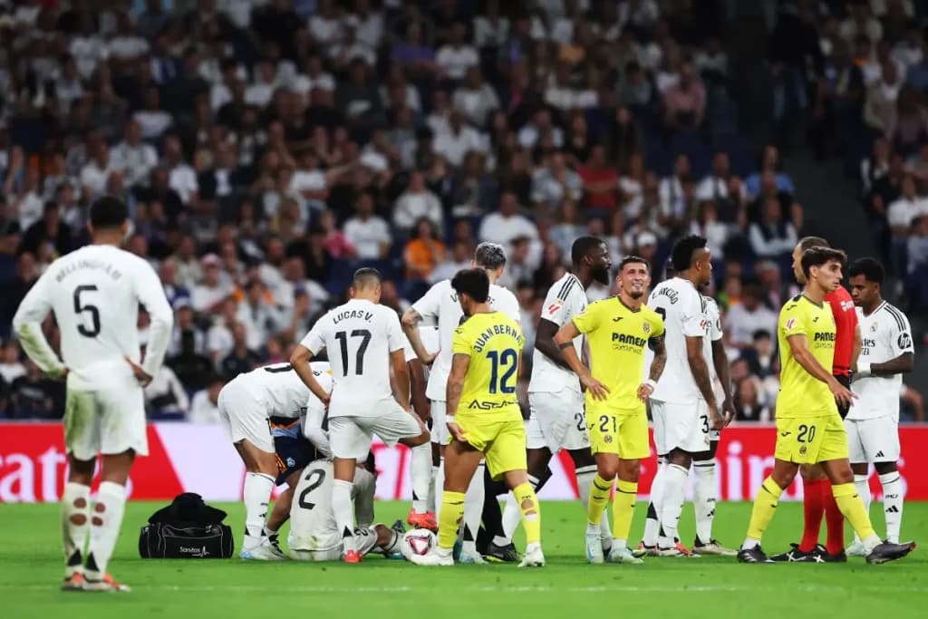 MADRID, SPAIN - OCTOBER 05: Daniel Carvajal of Real Madrid (obscured) receives medical treatment following a clash with Yeremi Pino of Villarreal CF during the LaLiga match between Real Madrid CF and Villarreal CF at Estadio Santiago Bernabeu on October 05, 2024 in Madrid, Spain. (Photo by Gonzalo Arroyo Moreno/Getty Images)