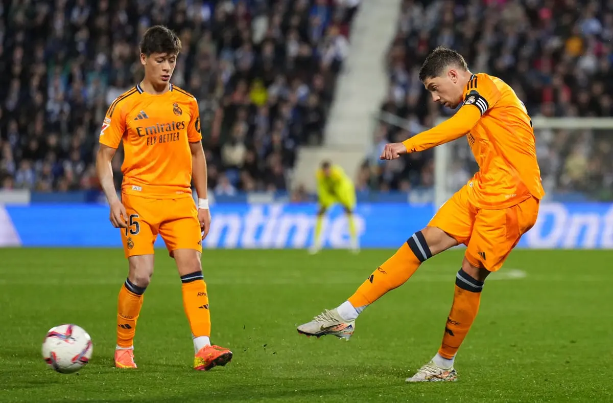 Fede Valverde qui inscrit le 2-0 pour le Real Madrid sur coup-franc (Photo by Angel Martinez/Getty Images)