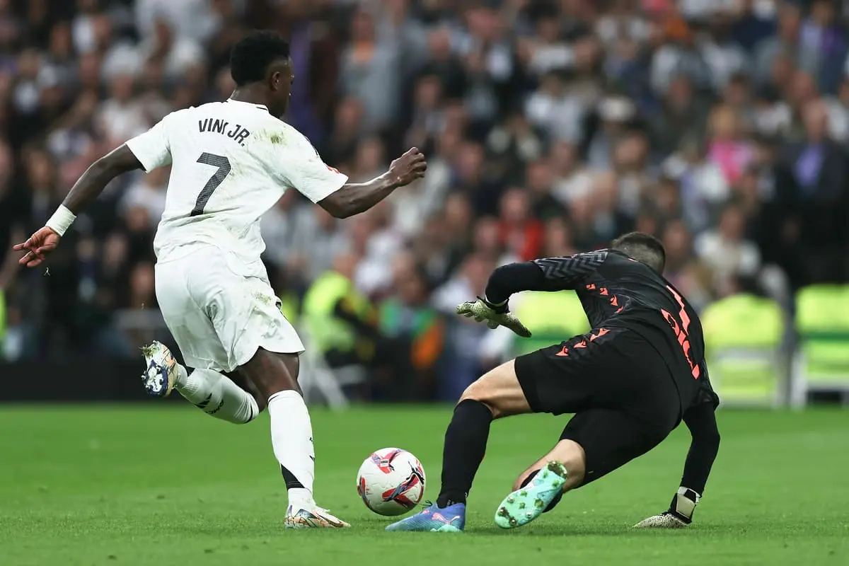 Vinicius Jr. dribblant le portier d’Osasuna pour inscrire le 3ème but du Real Madrid (Photo by Gonzalo Arroyo Moreno/Getty Images)