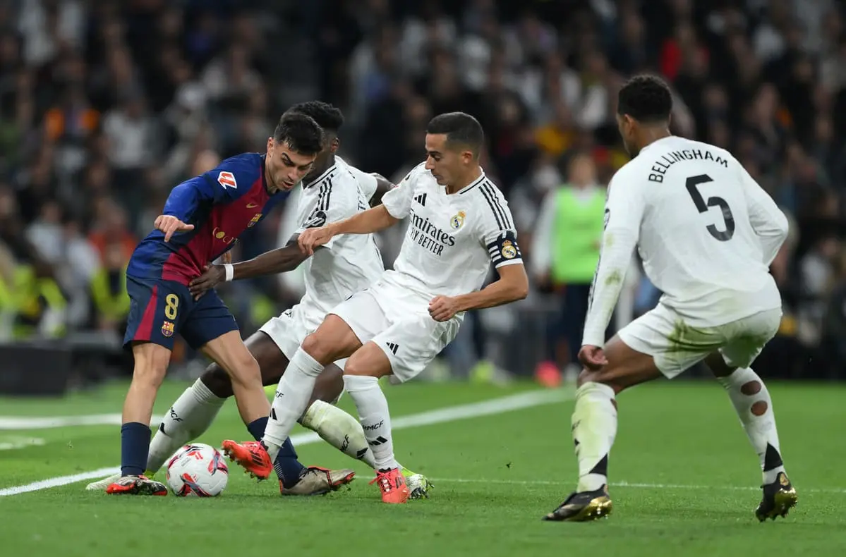 Jude Bellingham a été sacrifié lors du Clásico afin de soutenir Lucas Vázquez défensivement (Photo by David Ramos/Getty Images)