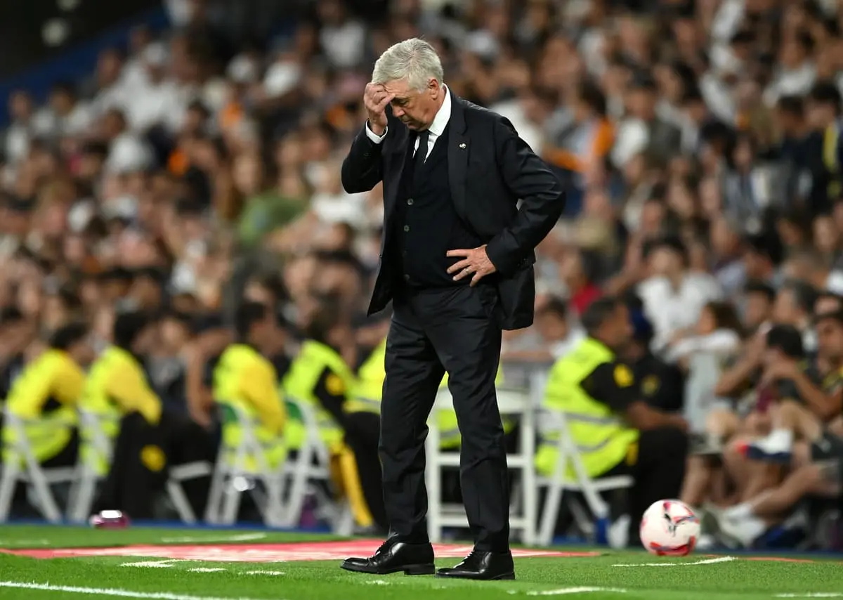 Ancelotti n’est pas encore parvenu à redonner l’assise défensive qui a fait le succès de l’équipe la saison dernière (Photo by Denis Doyle/Getty Images)