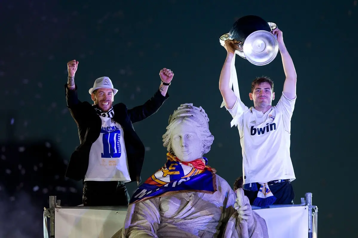 Iker Casillas et Sergio Ramos célébrant la Décima à la fontaine Cibeles en 2014 (Photo by Gonzalo Arroyo Moreno/Getty Images)