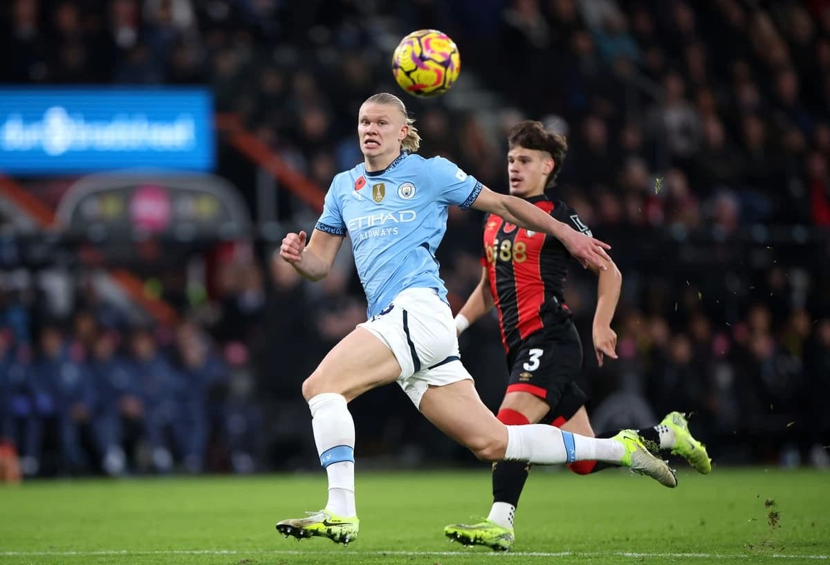 Milos Kerkez au duel avec Erling Haaland (Photo by Alex Pantling/Getty Images)